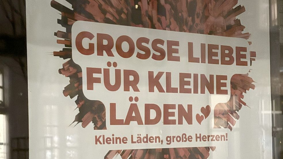 Die Stadt hat in leeren Schaufenstern Plakate mit Appellen für das Einkaufen in der Innenstadt aufgehängt. Foto: Karin Böhmer