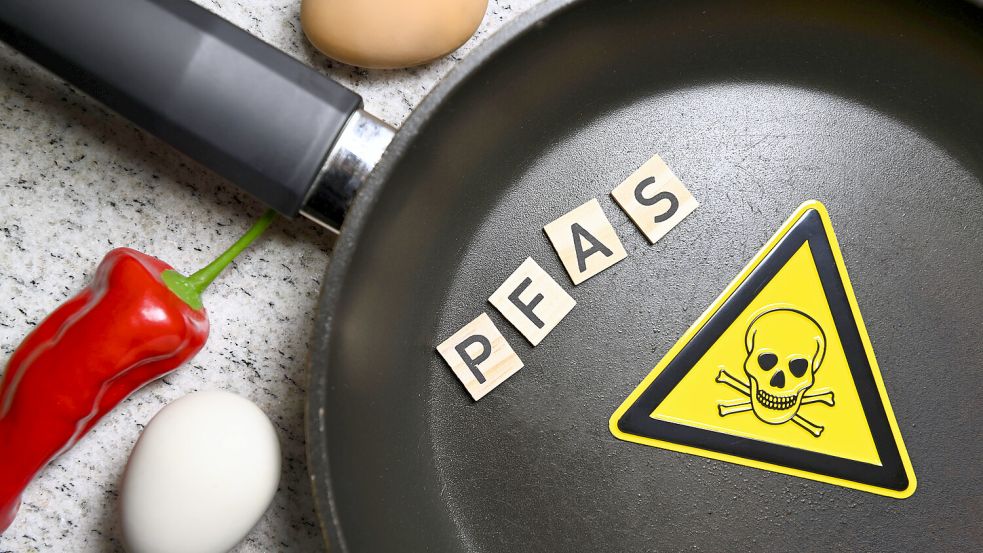 Per- und polyfluorierte Chemikalien (kurz PFAS) kommen in vielen Produkten vor, wie beispielsweise Bratpfannen mit Anti-Haft-Beschichtung. Dabei sind die Stoffe für Menschen keineswegs ungefährlich. Foto: imago images/Christian Ohde
