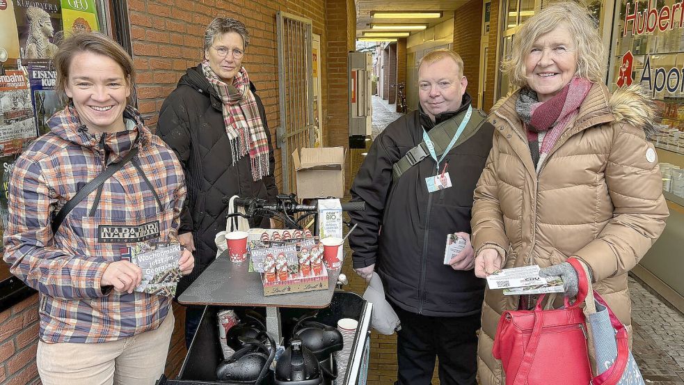 CDU-Landtagsabgeordnete Saskia Buschmann (von links), Insa Schubert und Rolf Stemmler vom CDU-Ortsverband Mitte und Gabriele Schapp von der Mittelstands- und Wirtschaftsunion verteilten am Rande des Weihnachtszaubers nicht nur heiße Getränke, sondern auch Info-Karten zum Wochenmarkt am Georgswall. Foto: Karin Böhmer