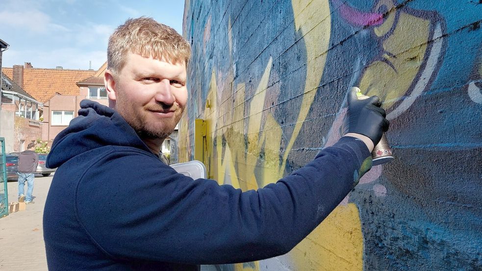Ingo Oltmanns vom Graffitiverein Ostfriesland will gemeinsam mit seinem Vereinskollegen Andreas Kutzner die Künstler für die Trogstrecken-Verschönerung organisieren. Foto: Hanssen/Archiv