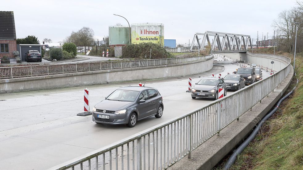 Aktuell ist die Trogstrecke nur einspurig aus Fahrtrichtung Nesserlander Straße zur Petkumer Straße befahrbar. Foto: J. Doden
