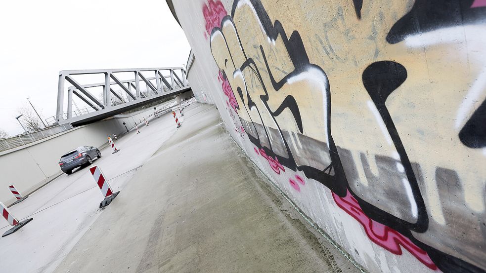 Die Betonwände der Trogstrecke wurden seit Jahrzehnten gerne unerlaubterweise für Graffiti verwendet. Foto: J. Doden