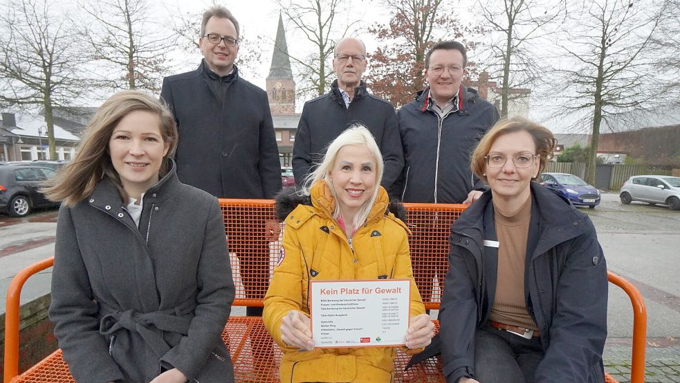 Auf der orangefarbenen Bank: Ellen Lammers (vorne, Mitte) mit Samtgemeindebürgermeister Ludger Kewe (hinten, links) und Sponsoren.