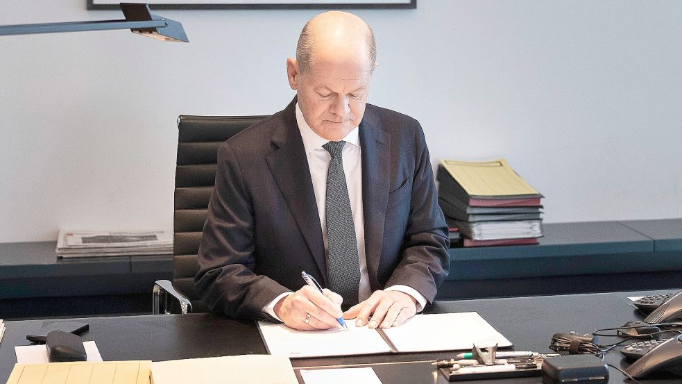 Olaf Scholz unterschreibt im Kanzlerbüro seinen Antrag auf die Vertrauensfrage im Bundestag. Foto: IMAGO/dts Nachrichtenagentur