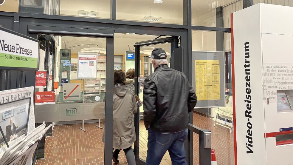 Der Andrang im Reisezentrum der Deutschen Bahn ist bis zum Schluss groß. Foto: Rebecca Kresse