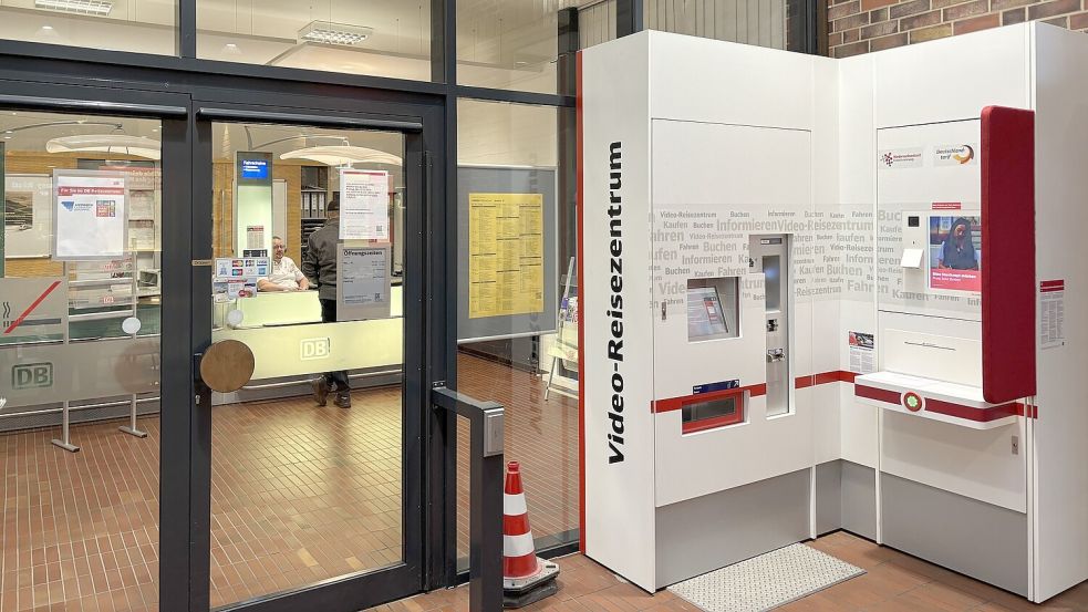 Künftig soll in Norden ein Video-Reisezentrum die Aufgaben von Service-Mitarbeiter Dirk Plum übernehmen. Foto: Rebecca Kresse
