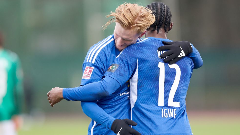 Pascal Steinwender und Michael Igwe bejubeln hier Igwes Treffer zum zwischenzeitlichen 2:1 am vergangenen Sonnabend bei Werders U23. An diesem Freitag treffen die beiden mit Kickers Emden auf ihren vorherigen Klub, Teutonia 05 Ottensen. Foto: Doden, Emden