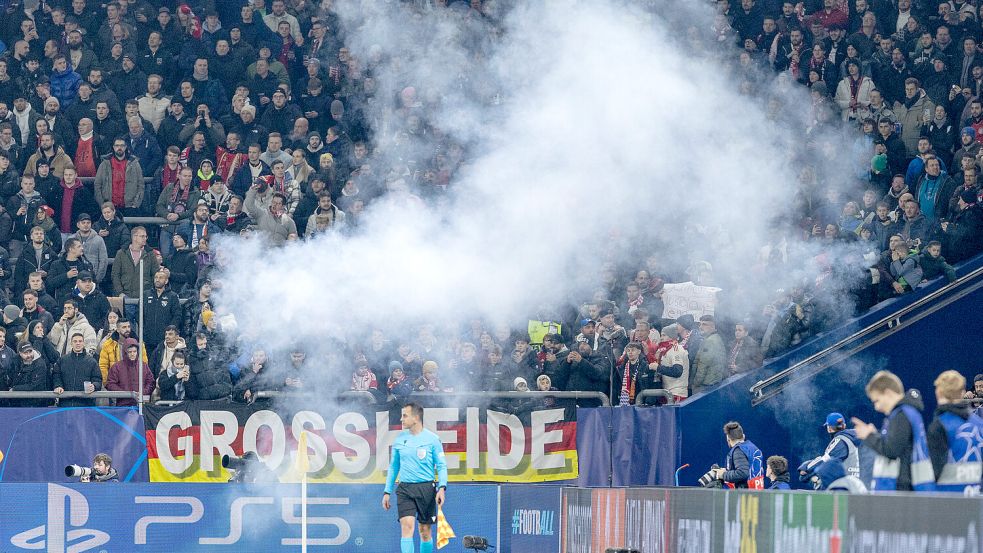 Einen guten Platz hatte Kai Schoolmann am Dienstag für seine Fahne gefunden. Foto: Imago