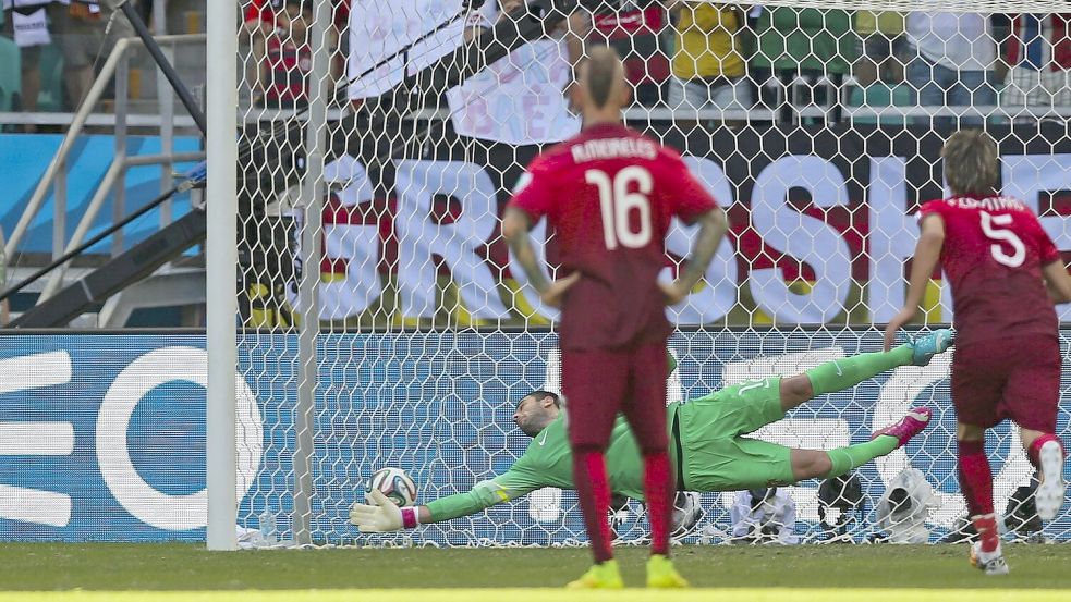 Auch bei Deutschlands Weg zum WM-Titel 2014 in Brasilien war die Fahne (Hintergrund) oft ganz nah dabei. Foto: Privat