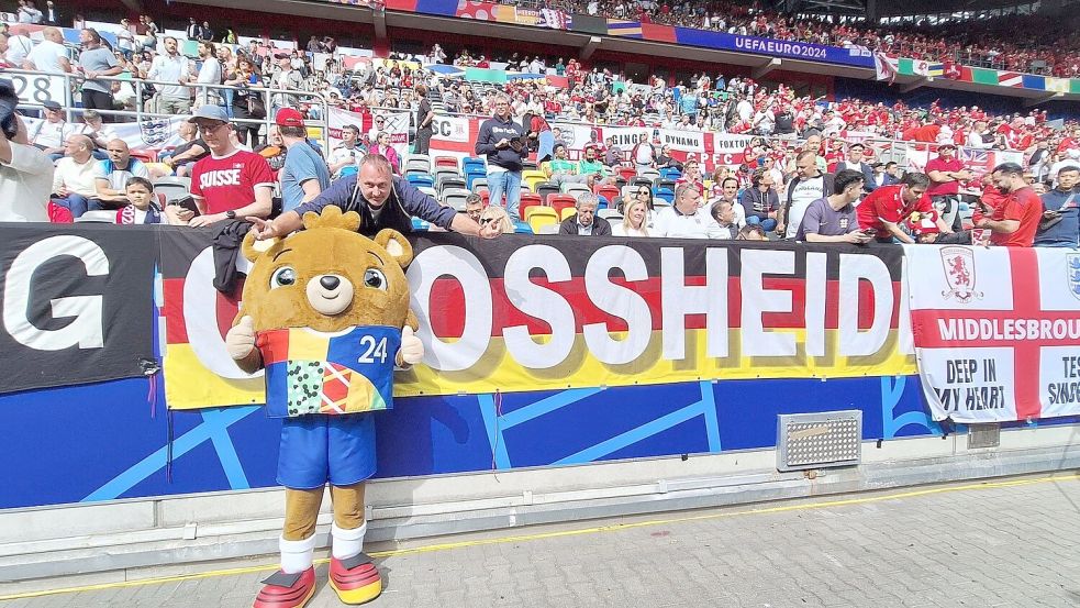 Kai Schoolmann (hinter dem Maskottchen) sah auch zahlreiche Spiele bei der EM 2024 in Deutschland. Foto: Privat