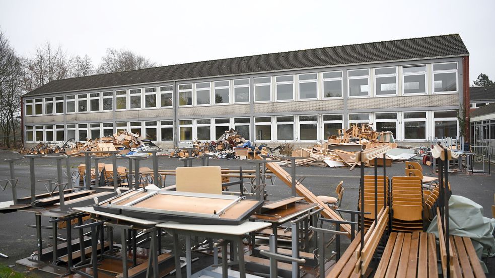 Was an Mobiliar nicht mehr verwendet werden kann, soll entsorgt werden, teilt der Landkreis Leer mit. Foto: Stromann