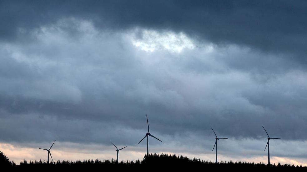 Ohne Wind und Licht funktionieren große Teile der deutschen Energiegewinnung nicht. Das macht sich sofort am Strommarkt bemerkbar. Foto: dpa/Karl-Josef Hildenbrand