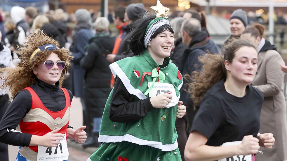 Manche Starter und Starterinnen werfen sich im letzten Lauf des Jahres besonders in Schale. Foto: Doden/Emden
