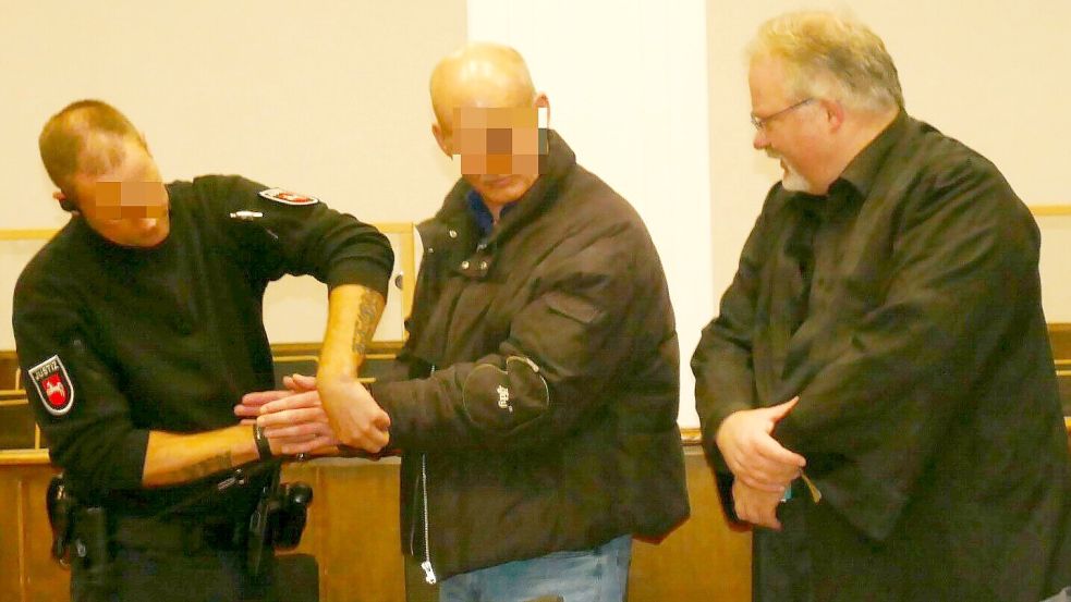 Ein 53-jähriger Ostrhauderfehner (Mitte) wird verdächtigt, einen 14-Jährigen sexuell missbraucht und vergewaltigt zu haben. Fotos: Wieking