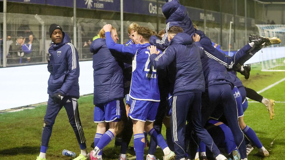 Nach dem Siegtor gab es kein Halten mehr bei der Mannschaft. Foto: Doden/Emden