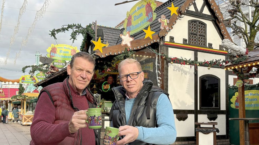 Fester Anlaufpunkt auf dem Auricher Weihnachtszauber: Der legendäre „Hühnerstall“ von Theo und Axel von Halle prägt das Bild der Traditionsveranstaltung seit Anfang der 1990er-Jahre. Foto: Udo Hippen