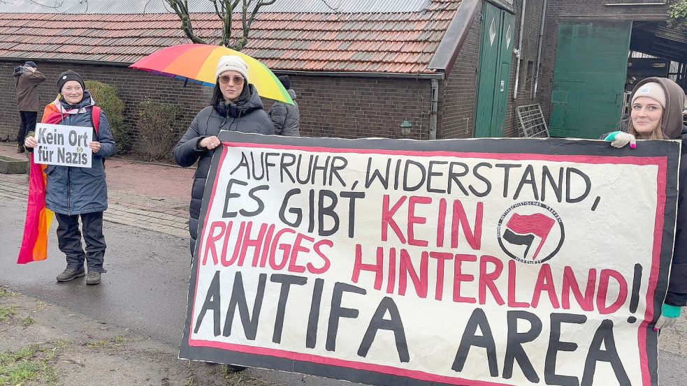 In Westoverledingen wird gegen ein Treffen der AfD Ostfriesland protestiert. Foto: Zein