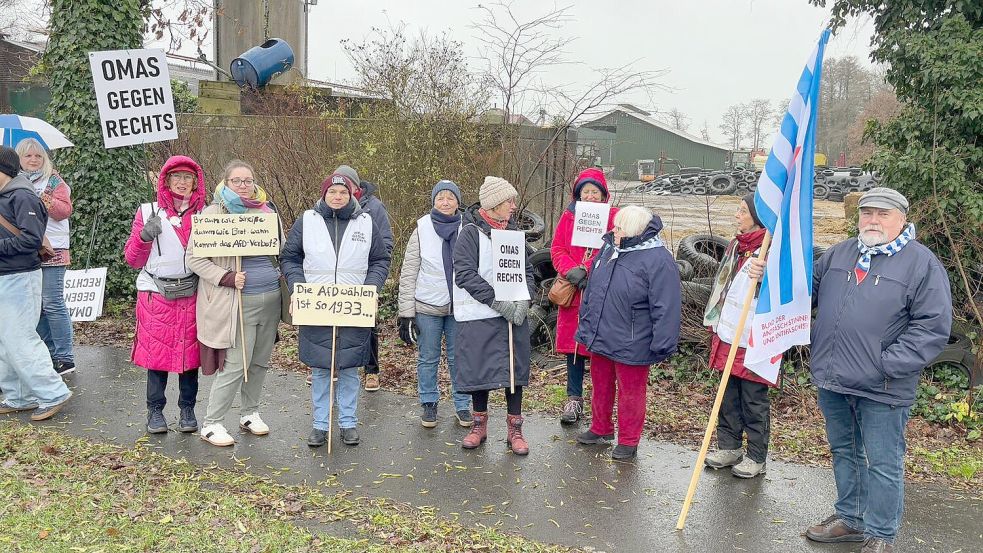 In Westoverledingen wird gegen ein Treffen der AfD Ostfriesland protestiert. Foto: Zein