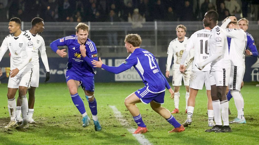 Nach dem 3:2-Siegtor war die Freude bei David Schiller (links) und Vorlagengeber Joshua Dudock grenzenlos.