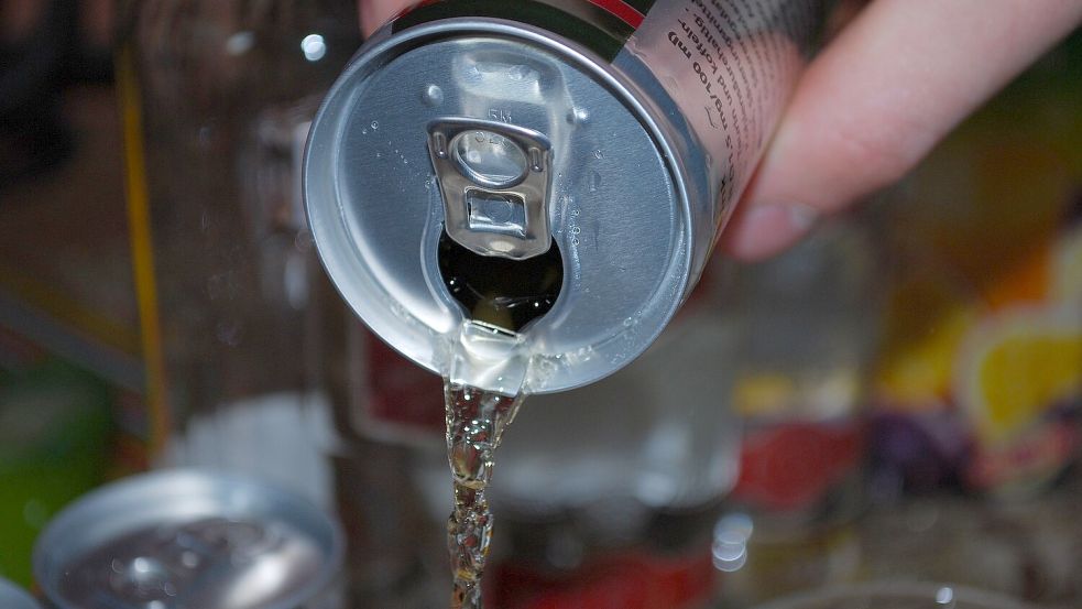 Die meisten Konsumenten halten sich die Dose ja direkt an den Hals. Wenn der Energy-Drink in ein Glas geschenkt wird, ist er meist Bestandteil eines alkoholischen Mixgetränks. Das macht die Sache allerdings nicht besser. Foto: Pixabay