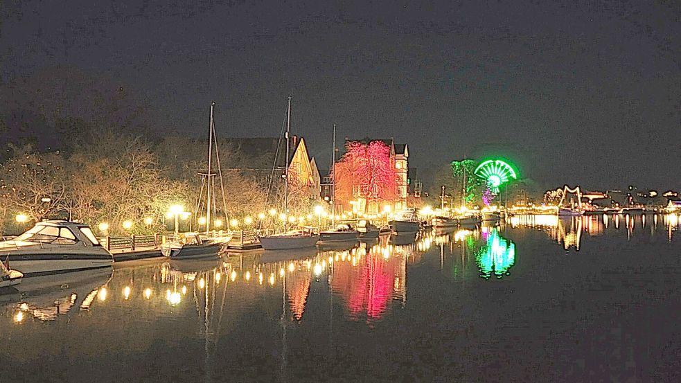 Die Uferpromenade ist durch eine Lichterkette hell erleuchtet. Foto: Wolters