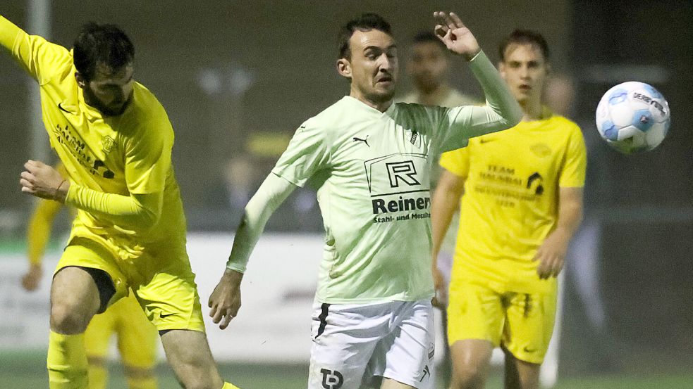 Wegen Verletzungen und Krankheiten konnte Julian Bennert (Mitte) nur 530 Minuten im ersten Halbjahr spielen. Foto: Doden/Emden