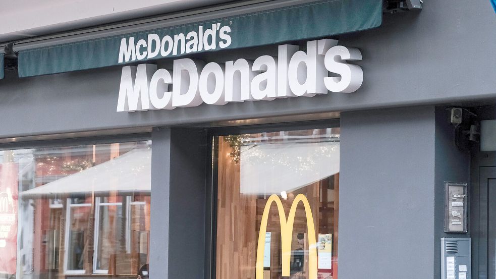 Die Gewerkschaft fordert höhere Löhne für Angestellte in der Gastronomie, also auch bei McDonald’s. Tatsächlich verdienen Mitarbeiter, die bei der Fast-Food-Kette einsteigen, aktuell zum Teil knapp über dem Mindestlohn. Foto: IMAGO / Michael Gstettenbauer