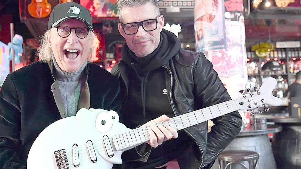 Otto und Jens Ritter haben die „Otticaster“-Gitarre gestiftet. Sie wurde versteigert. Foto: privat/Ritter