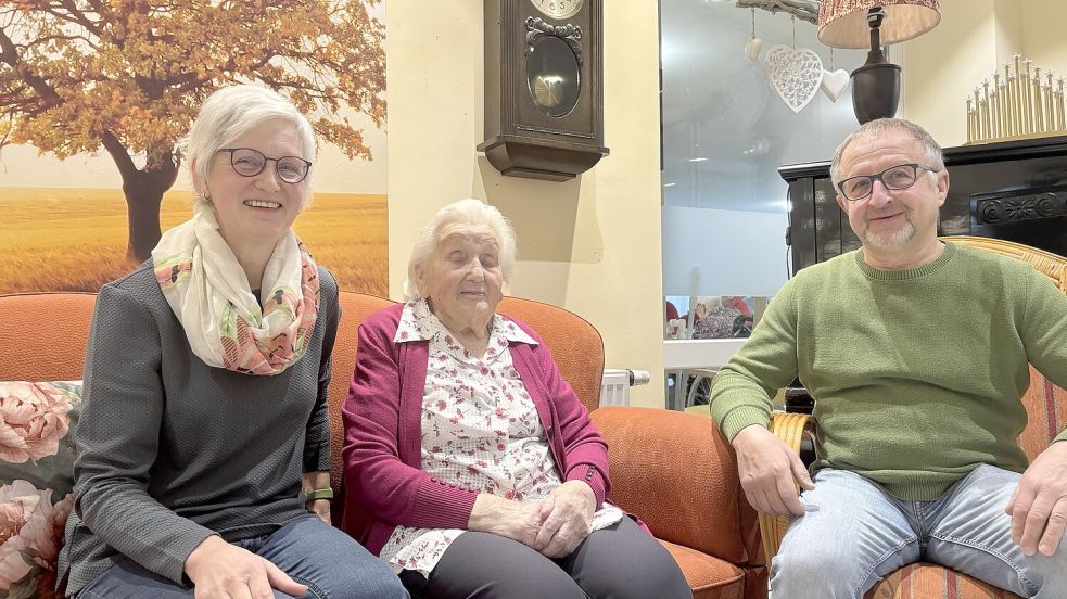 Mit ihrer Tochter Gertrud Lembke (links) und deren Mann Klaus feiert Mariechen Schwanz ihren 100. Geburtstag. Foto: Oltmanns