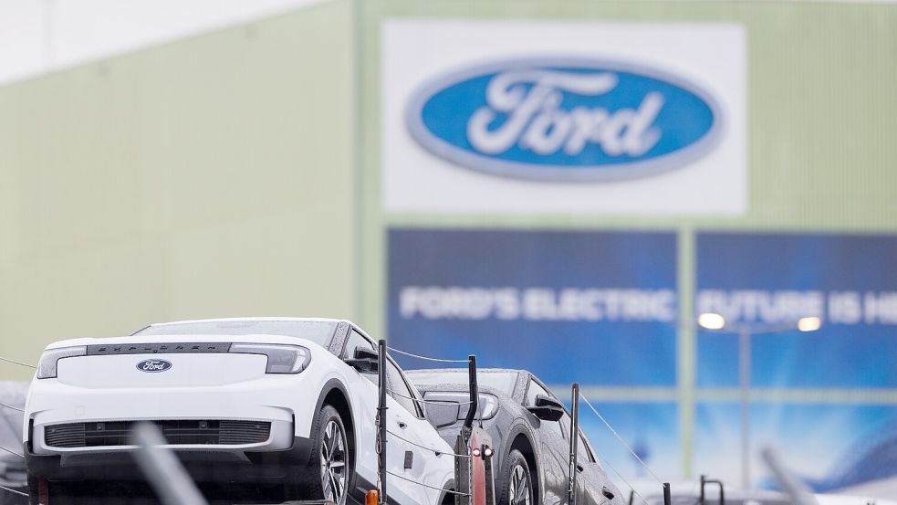 Ford Autos stehen auf Autotransportern auf dem Werksgelände von Ford in Köln. Foto: dpa/Rolf Vennenbernd