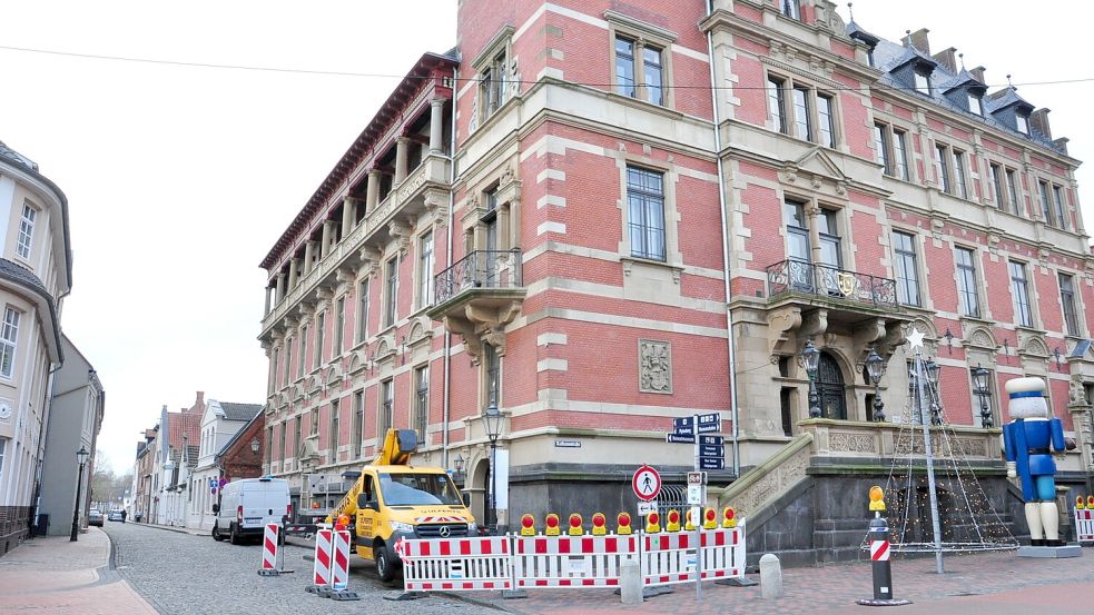 Am Dienstag, 17. Dezember 2024, wurde die Fassade des Rathauses überprüft. Foto: Wolters