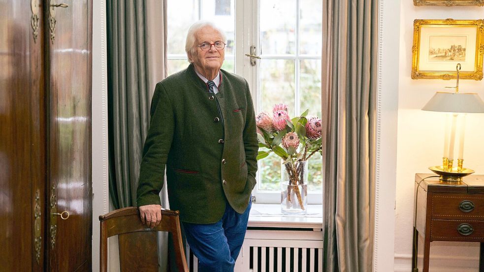 Justus Frantz in seinem Haus im Hamburger Nobelviertel Pöseldorf. Foto: Alex Izotov