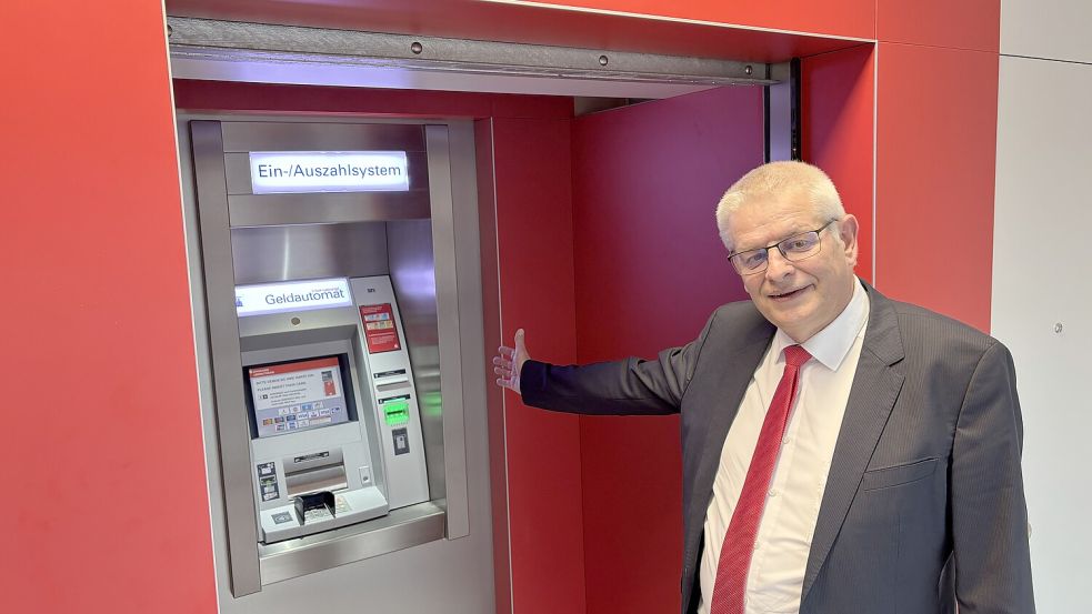 Frank Fastenau, Vorstandsvertreter der Sparkasse Leer-Wittmund im SB-Bereich der neuen Filiale in Ostrhauderfehn. Der Geldautomat ist mit einer modernen Sicherheitstechnik ausgestattet. Um Mitternacht beispielsweise geht ein spezieller Rollladenpanzer aus Stahl runter, so dass der Geldautomat nicht mehr erreichbar ist. Foto: Ammermann