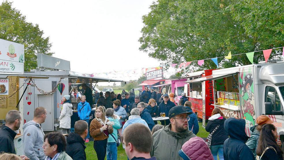 In den Sommermonaten, wie hier beim Streetfoodfestival, wird es voll in Greetsiel. Foto: Wagenaar/Archiv