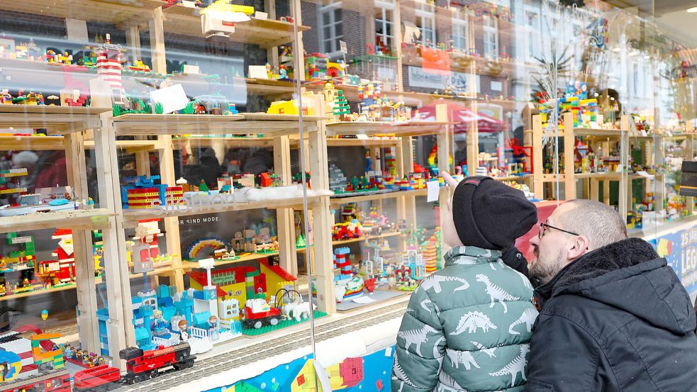 Noah und sein Vater Tido Gerhard aus Aurich begutachten die eingereichten Lego-Bauwerke. Foto: Romuald Banik