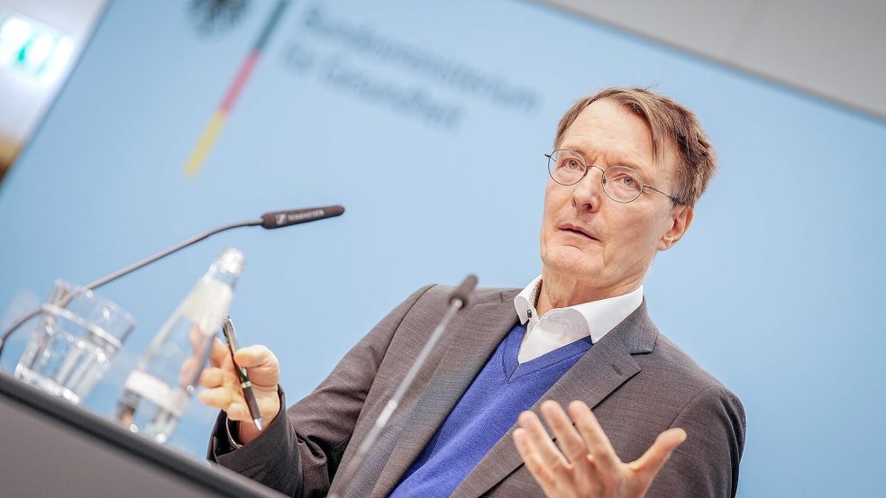 Auch Gesundheitsminister Karl Lauterbach hat eine nachhaltige Pflegereform verpasst. Und lässt das nun die Beitragszahler ausbaden. Foto: dpa/Kay Nietfeld