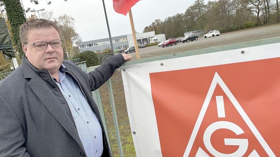 Thomas Gelder, 1. Bevollmächtigter der IG Metall Leer-Papenburg, vor dem Opti-Werk in Rhauderfehn. Der Kampf um Arbeitsplätze geht weiter. Foto: Janßen
