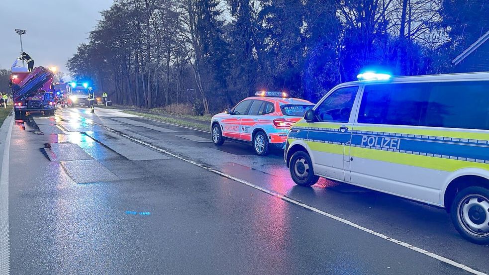 Zahlreiche Einsatzkräfte der Feuerwehren, der Polizei und des Rettungsdienstes sind aktuell beim Unfall auf der Bundesstraße bei Breinermoor im Einsatz. Die B 70 ist voll gesperrt. Foto: Marius Ammermann