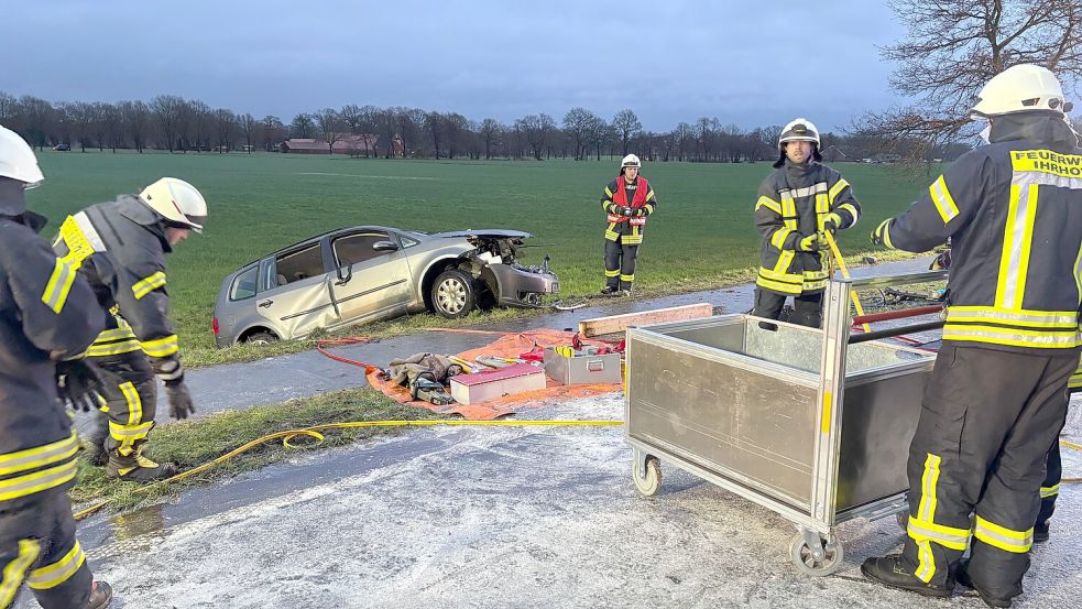 Eines der Unfallwagen wurde in einen Graben geschleudert. Foto: Marius Ammermann
