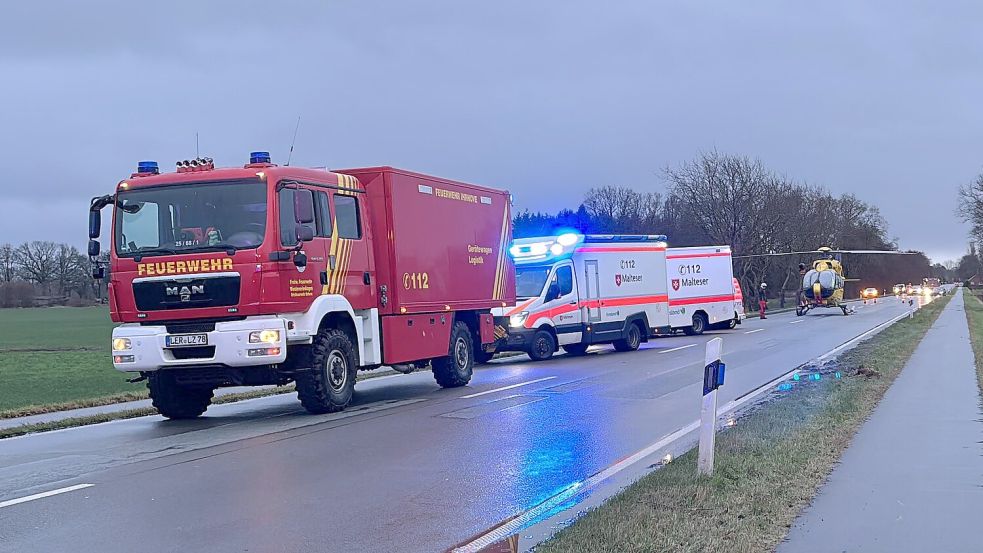 Eine 62-jährige Autofahrerin wurde bei dem Unfall schwer verletzt. Die Frau wurde mit einem Rettungshubschrauber (hinten im Bild) in ein Krankenhaus geflogen. Foto: Marius Ammermann