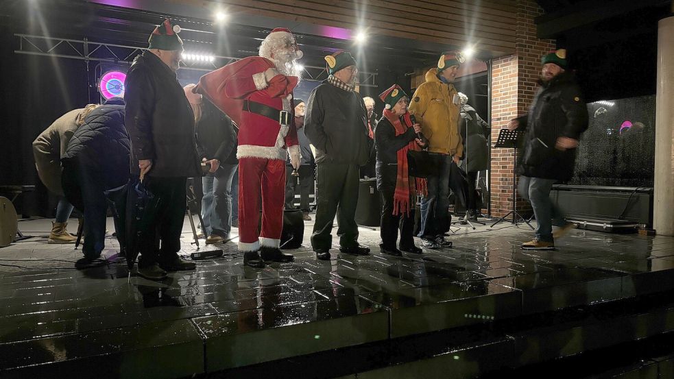 Zum Abschluss des Weihnachtsmarktes bedankten sich die Organisatoren beim Publikum, das trotz strömenden Regens zahlreich erschienen war. Foto: Kruse