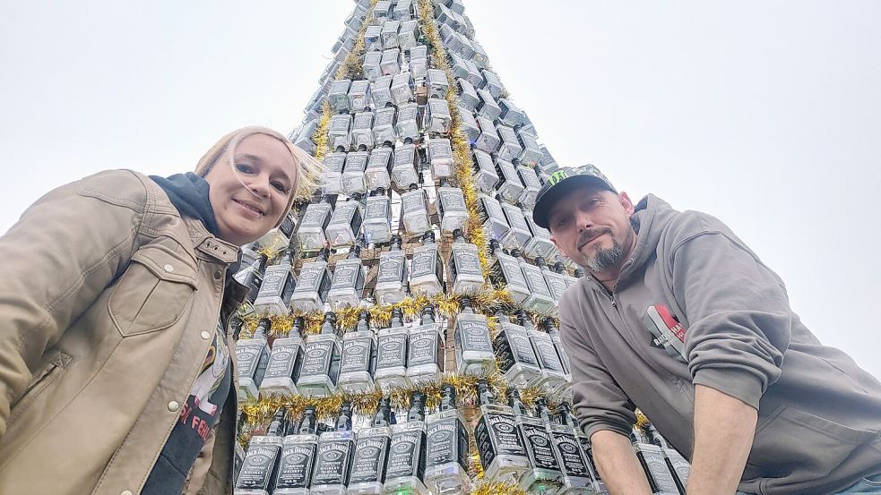 Ganze 5,20 Meter hoch ist der Weihnachtsbaum aus Whiskey-Flaschen in diesem Jahr. Doch Jessica und Christian Randschau wollen noch höher hinaus. Foto: Christian Lipovsek