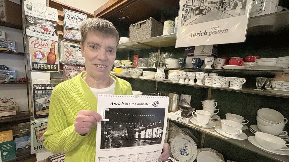 Almuth Maaß hat wieder zwölf Motive aus der Auricher Vergangenheit mit aktuellem Bezug ausgewählt und zum Kalender zusammengestellt. Foto: Karin Böhmer