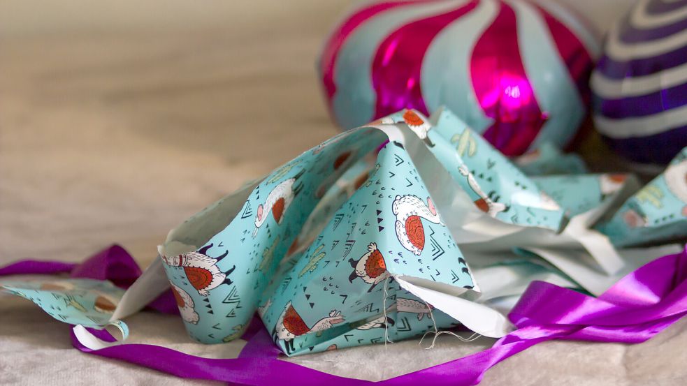Wohin mit dem Geschenkpapier? Ins Altpapier, in den gelben Sack oder in den Restmüll? Foto: IMAGO/Depositphotos