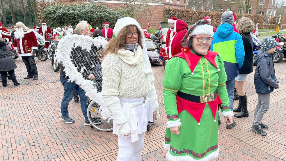 Engel und Elf Seit an Seit: Die Weihnachtsrocker fahren seit einigen Jahren ein großes Programm, um Menschen eine Freude zu machen. Dabei sind die Kostüme und Dekorationen immer kunstvoller geworden. Foto: Karin Böhmer