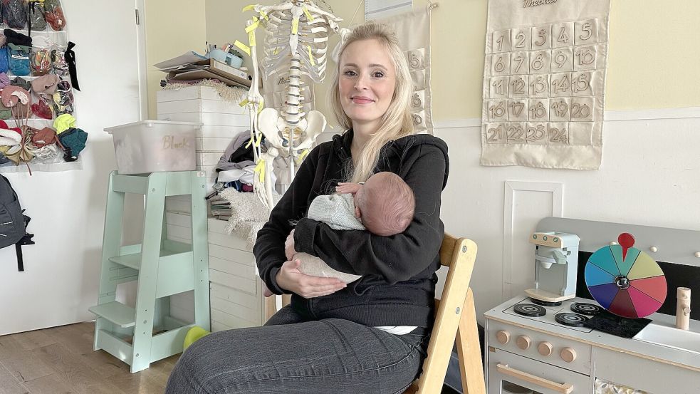Die Medizin-Studentin Annika Bölke sitzt mit ihrem vier Wochen jungen Sohn Theo zwischen Kinderküche und dem Modell eines Skeletts auf einem Hochstuhl und ist wild entschlossen, Ärztin zu werden. Foto: Lars Laue