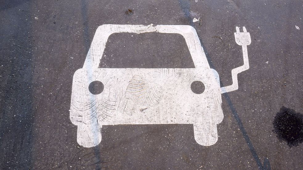 Parkplatz mit Ladepunkt: Wer auf öffentliche Lademöglichkeiten angewiesen ist, wäre froh, wenn er an möglichst vielen Stellen eine solche vorfindet. Foto: dpa/Julian Stratenschulte