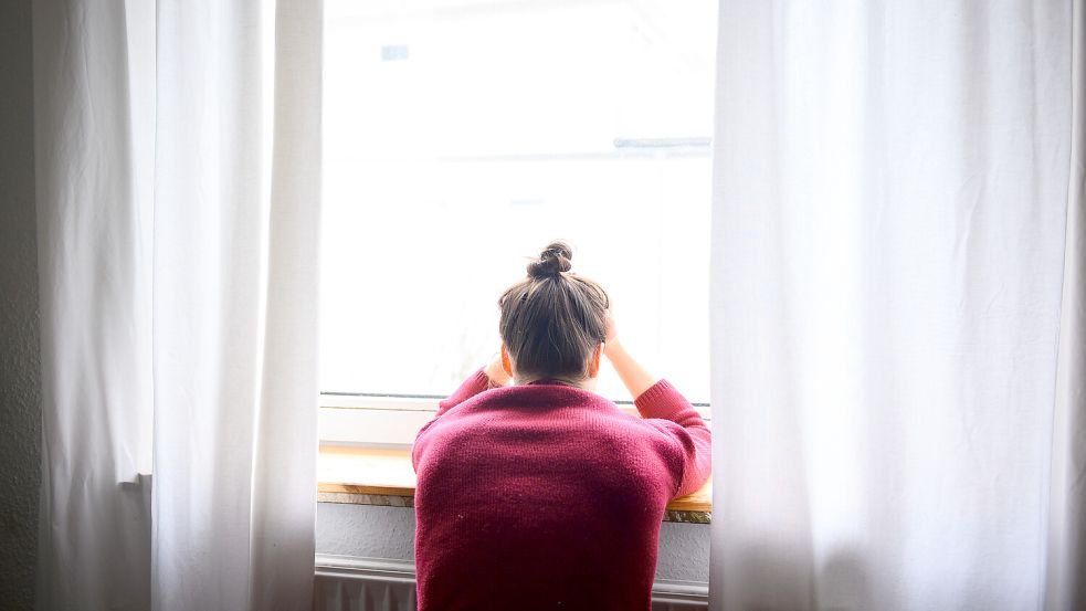 Dauerhaft niedergeschlagen und verzweifelt: Wichtig ist, erste Anzeichen einer Depression frühzeitig zu erkennen. Foto: picture alliance/dpa | Jonas Walzberg