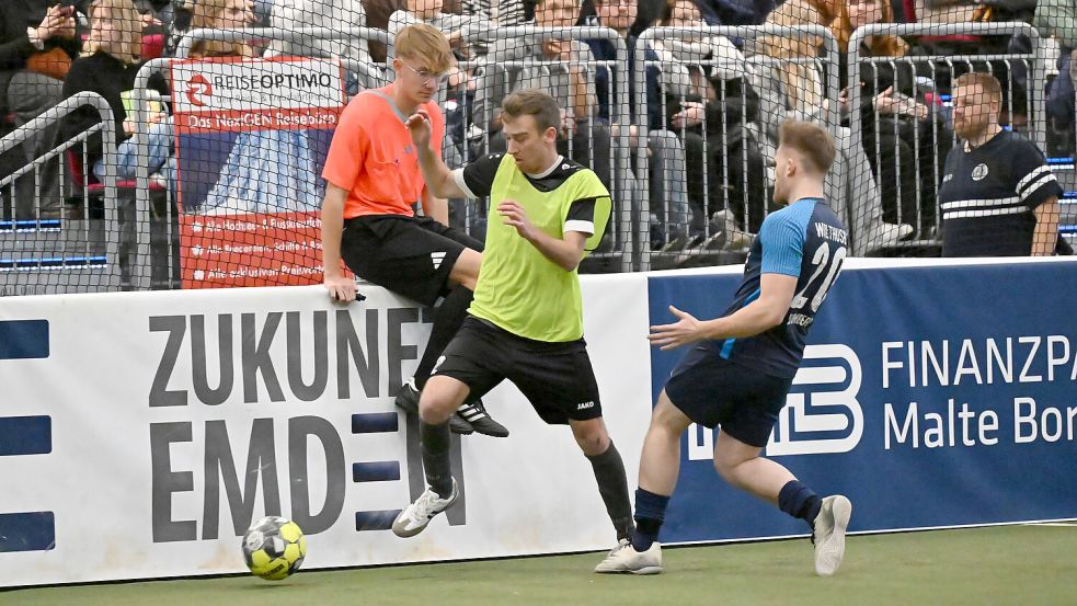 Frisia Emden (links) gewann alle drei Vorrundenspiele. Foto: Doden/Blomberg