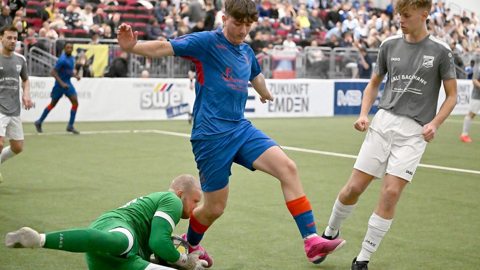 BW Borssum (links und rechts) und FT 03 Emden sind eine Runde weiter. Foto: Doden/Blomberg